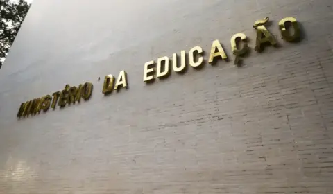 MEC suspende criação de novos cursos de graduação a distância