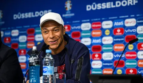 Mbappé convoca jovens eleitores a votar e se posiciona contra ‘extremos às portas do poder’ na França