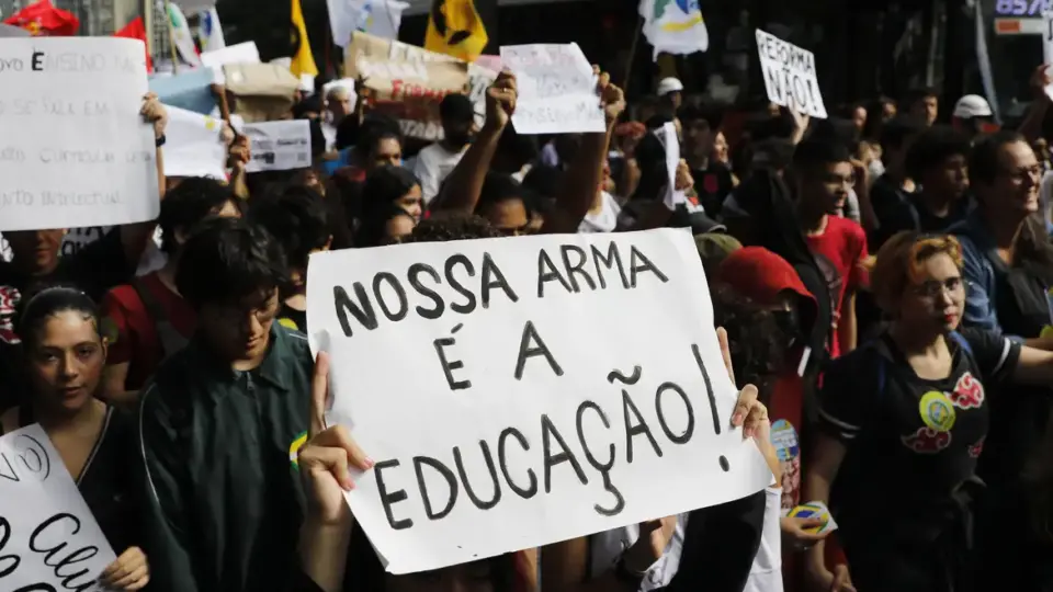 Professores decidem manter greve nas universidades federais após nova negociação