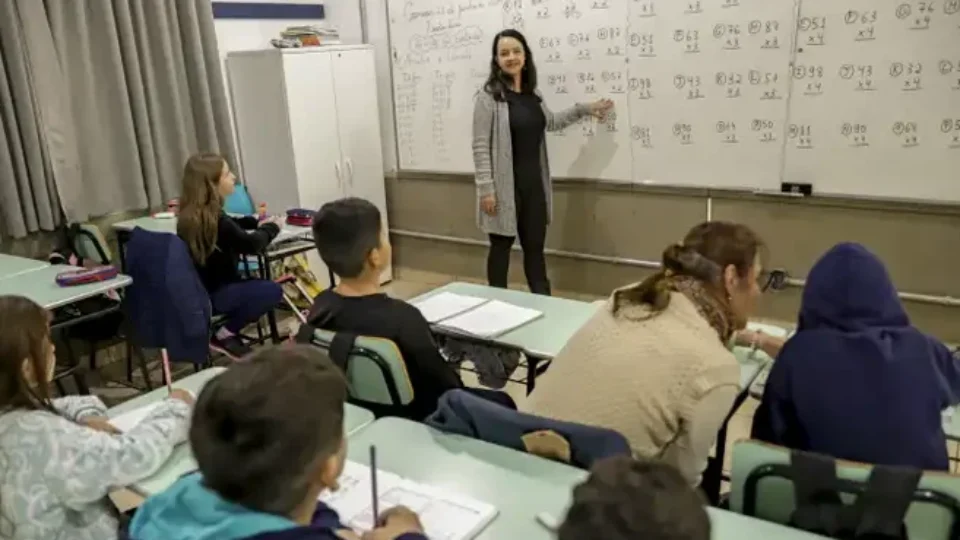 Projeto que obriga estados e municípios a fazerem concurso para professores ganha urgência na Câmara