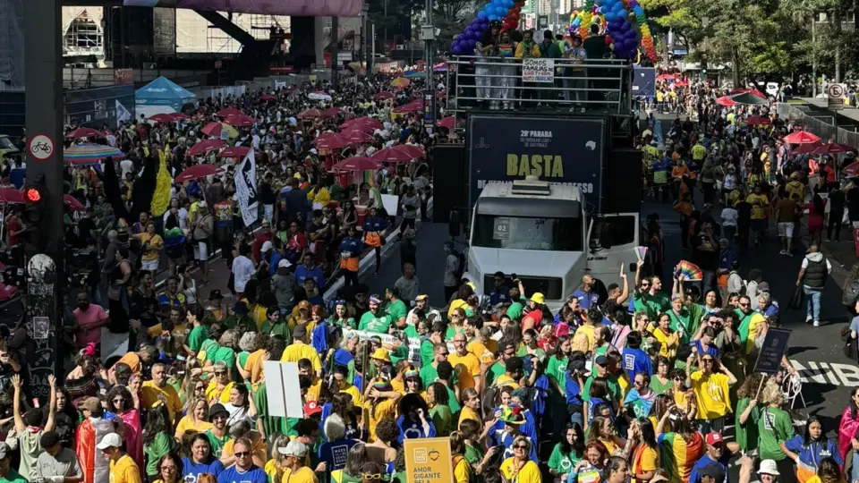 Parada LGBTQIA+ vestiu avenida Paulista de verde e amarelo neste domingo (2)