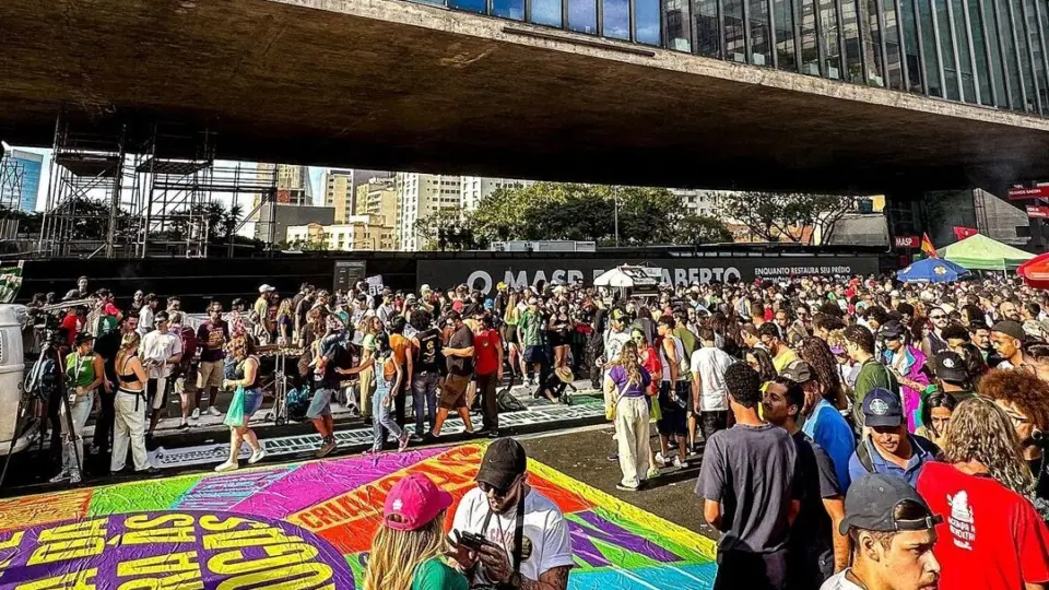 Marcha da Maconha tem protesto contra PEC das Drogas e PL do Estupro