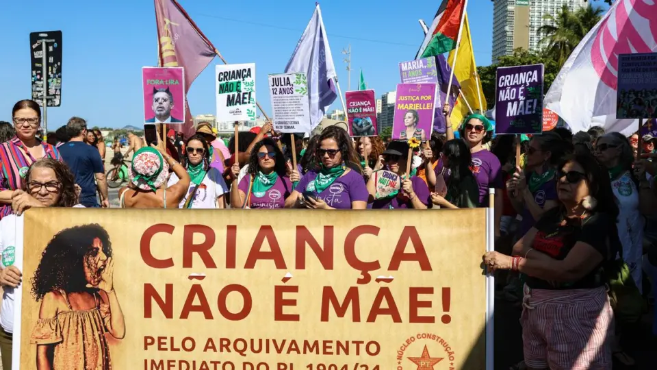 Manifestantes protestam contra PL do Estupro no Rio e em São Paulo