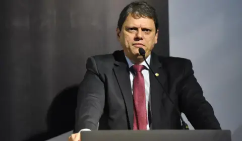 Tarcísio silencia após fala sobre PCC, e governo minimiza repercussão e investigação