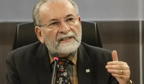 Presidente do CFM diz que há limites para autonomia da mulher