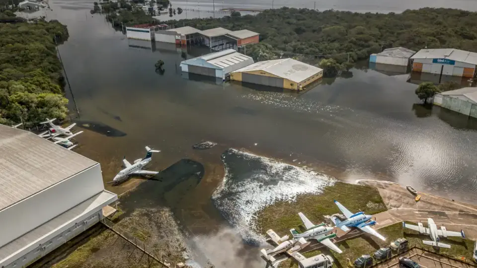 Aeroporto de Porto Alegre deverá ser reaberto em dezembro, diz concessionária