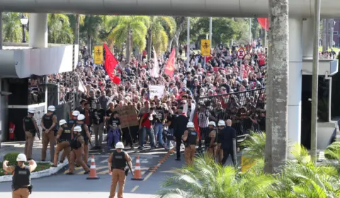 Professores e estudantes protestam na Alep contra terceirização de escolas públicas