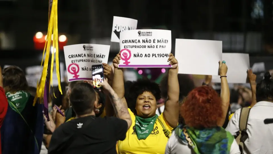 Frente de mulheres cristãs critica PL do Estupro e bancada evangélica