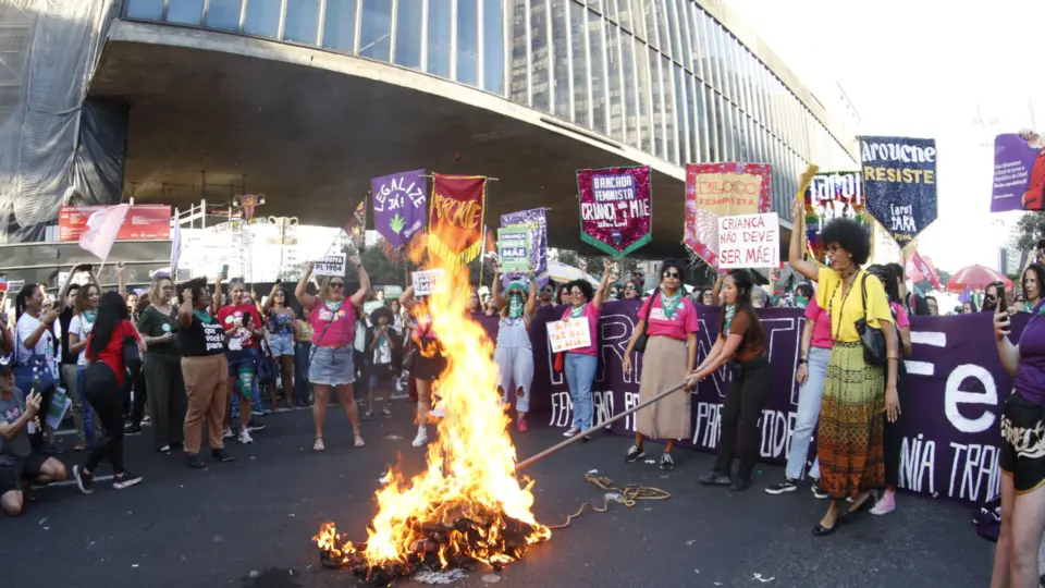 Mulheres voltam às ruas hoje contra o PL do Estupro; confira os locais dos atos