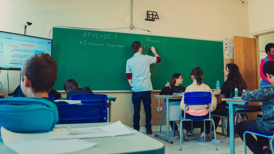 Assembleia do PR aprova projeto que autoriza terceirização de escolas estaduais