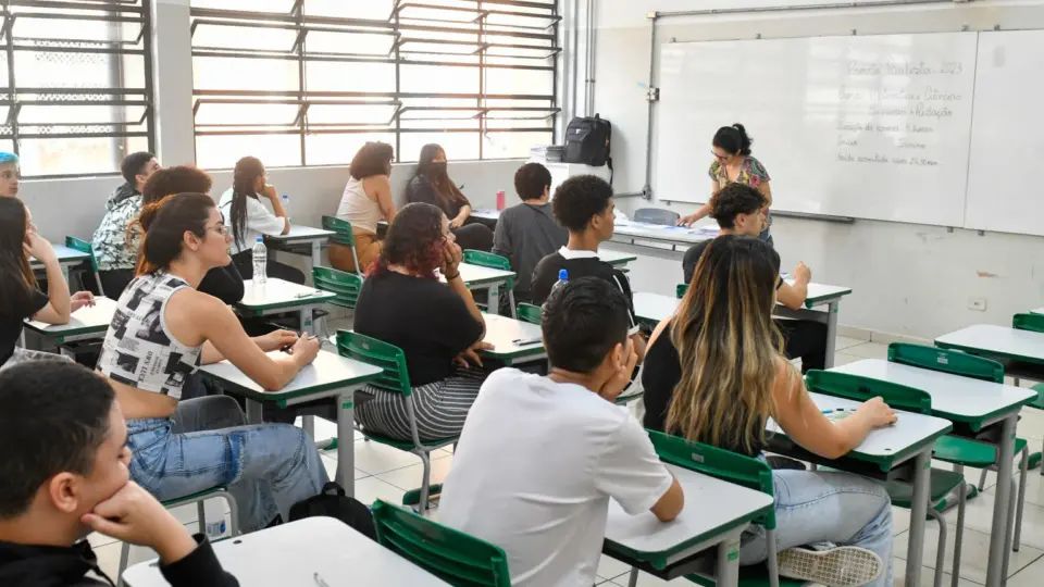 Tarcísio autoriza licitação para privatizar gestão de escolas em SP