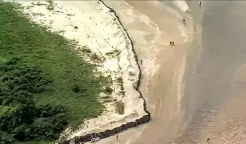 Praia em Pontal do Maracaípe é murada por empresário