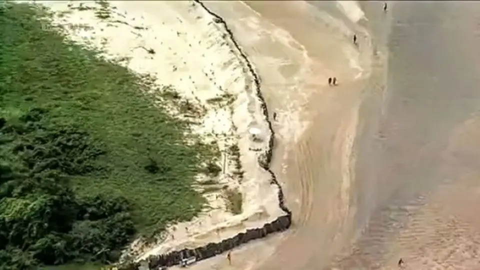 Praia em Pontal do Maracaípe é murada por empresário