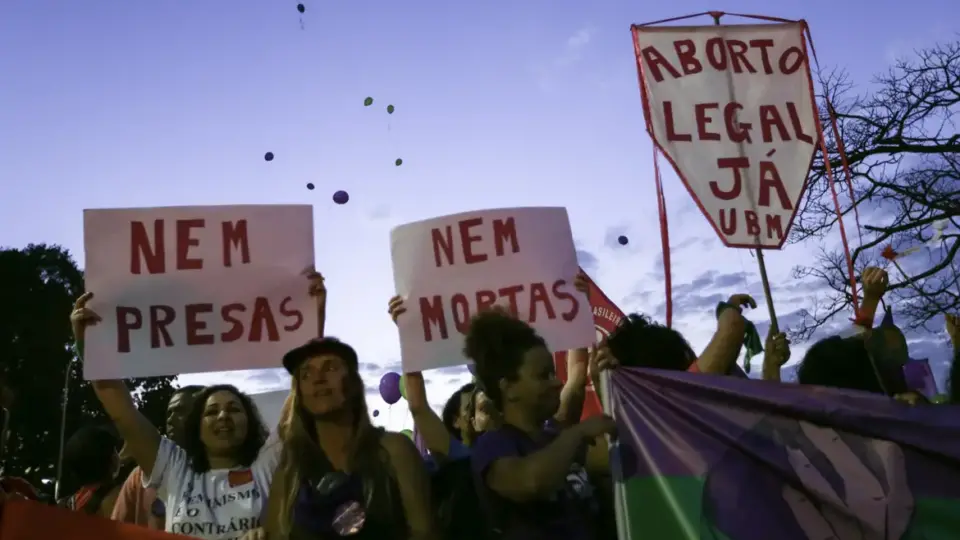 Aborto legal: falhas na rede de apoio penalizam meninas e mulheres