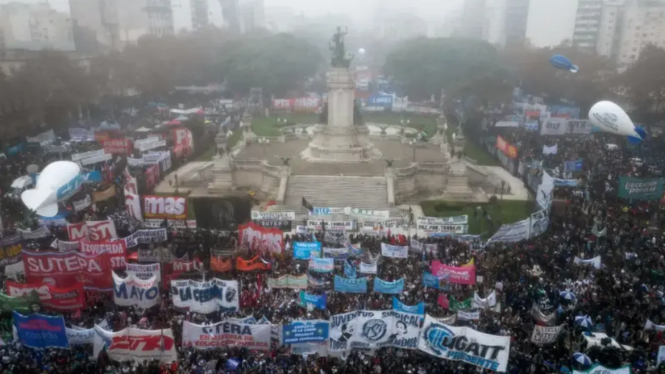 Governo Milei reprime protestos contra arrocho durante votação da Lei de Bases