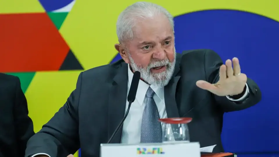 Lula diz que não vai desvincular aposentadorias do salário mínimo