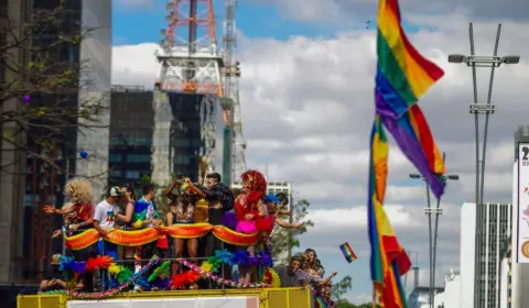 Parada LGBT+ ocorre neste domingo com promessa de multidão em verde e amarelo