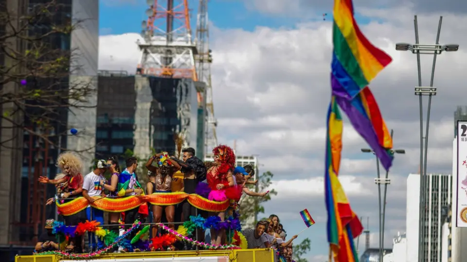 Parada LGBT+ ocorre neste domingo com promessa de multidão em verde e amarelo