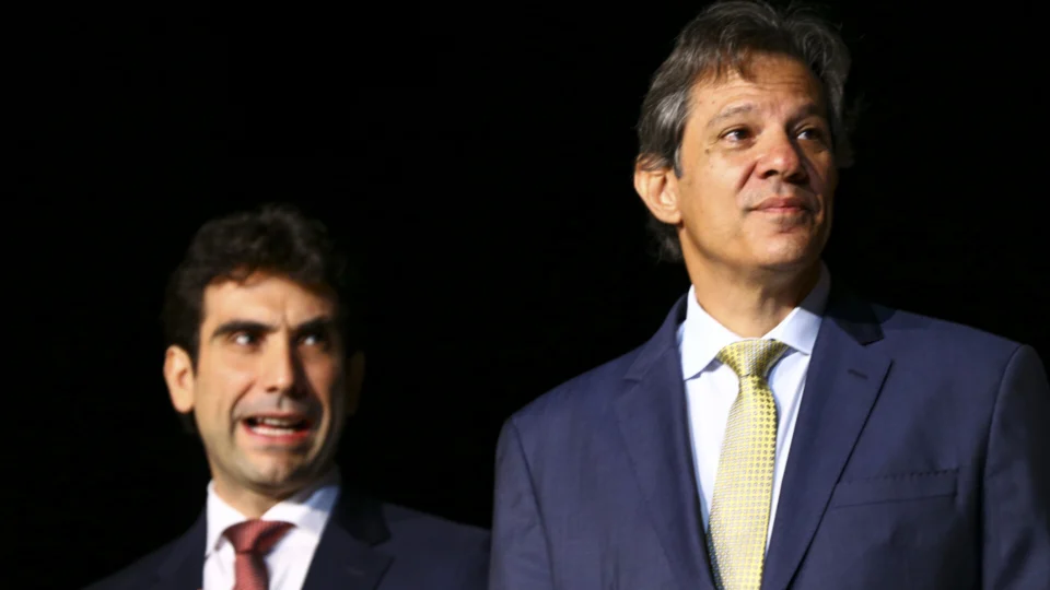 Haddad cita ‘surpresa’ com alta da Selic; Brasil volta a ter o 2º maior juro real do mundo