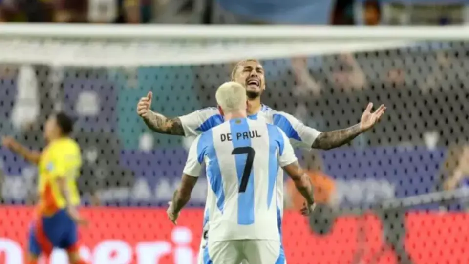 Jogadores da Argentina cantam música racista e transfóbica após Copa América