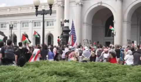 Manifestantes protestam em Washington, enquanto Netanyahu pede mais armas ao Congresso dos EUA