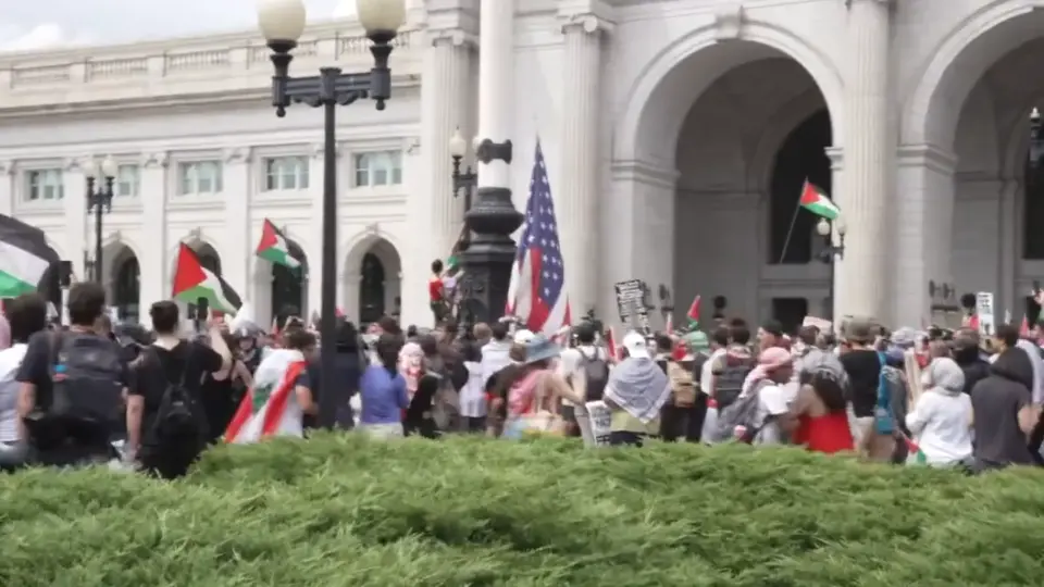 Manifestantes protestam em Washington, enquanto Netanyahu pede mais armas ao Congresso dos EUA