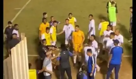 PM de Goiás entra em campo e atira com bala de borracha em goleiro, após jogo