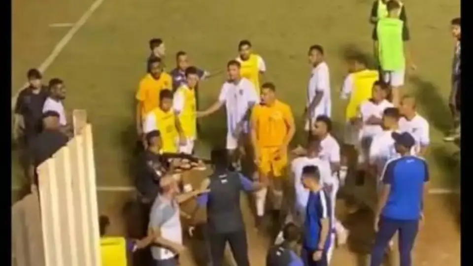 PM de Goiás entra em campo e atira com bala de borracha em goleiro, após jogo