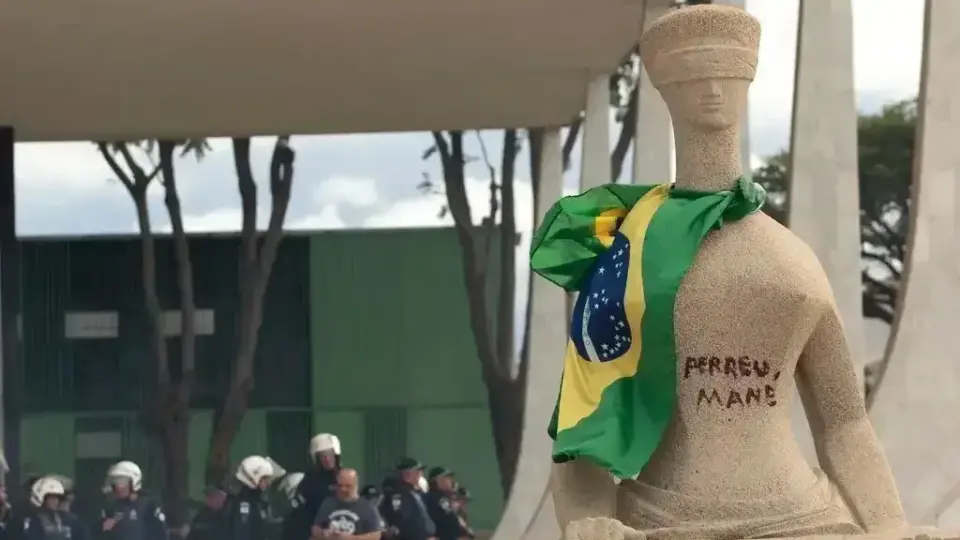 PGR denuncia mulher que pichou ‘Perdeu, mané’ em estátua do STF