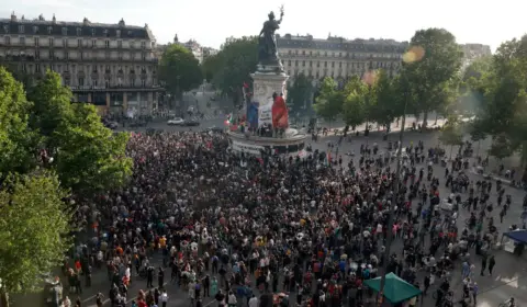 Esquerda vira o jogo na França e vence eleições legislativas; extrema direita fica em terceiro