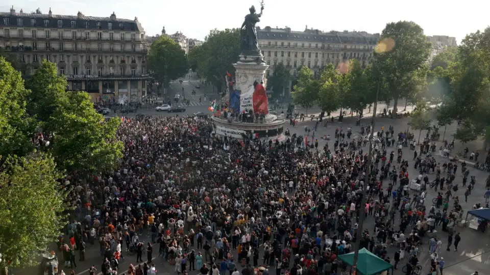 Esquerda vira o jogo na França e vence eleições legislativas; extrema direita fica em terceiro