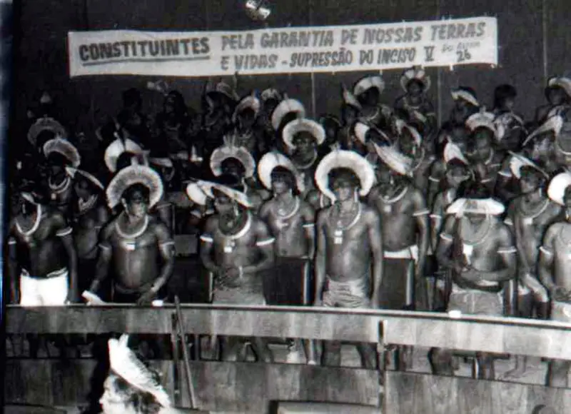 Representantes dos povos indígenas protestam no Congresso pela garantia de direitos na Assembleia Constituinte. Crédito: Agência Senado