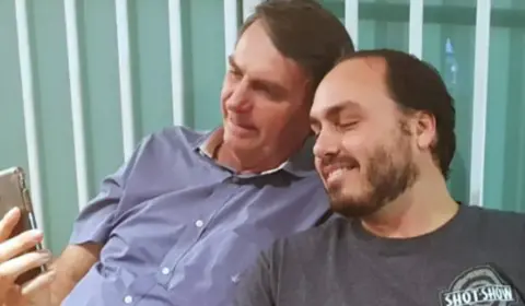 Carlos Bolsonaro acessou cofre em banco antes de pagar imóvel com dinheiro 