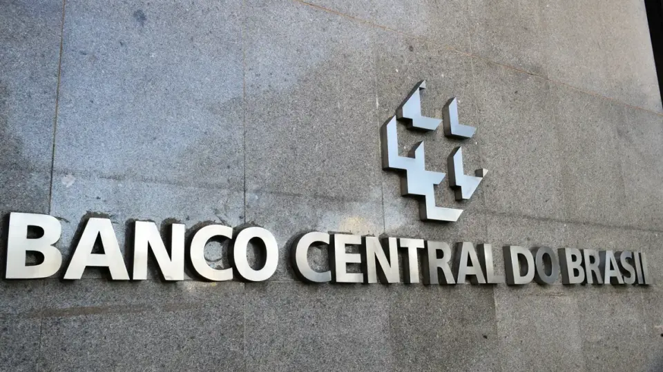 Bancos ‘bombam’ expectativa por alta de juros e renovam suspeitas sobre Boletim Focus