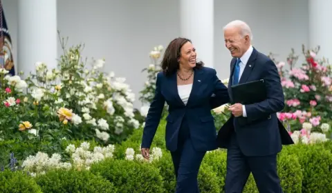 Após desistir de candidatura, Biden confirma apoio a Kamala Harris