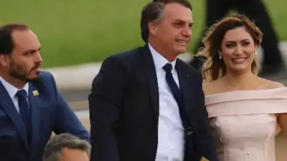 Chefe de gabinete de Carlos também pagou contas de Bolsonaro e Michelle