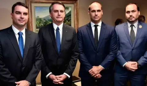 Carlos foi a cofre antes de Bolsonaro e Eduardo comprarem imóveis em casos suspeitos