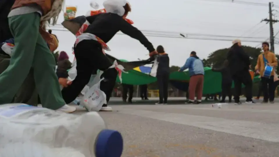 Levante Popular da Juventude faz escracho na fábrica da Coca-Cola no Paraná