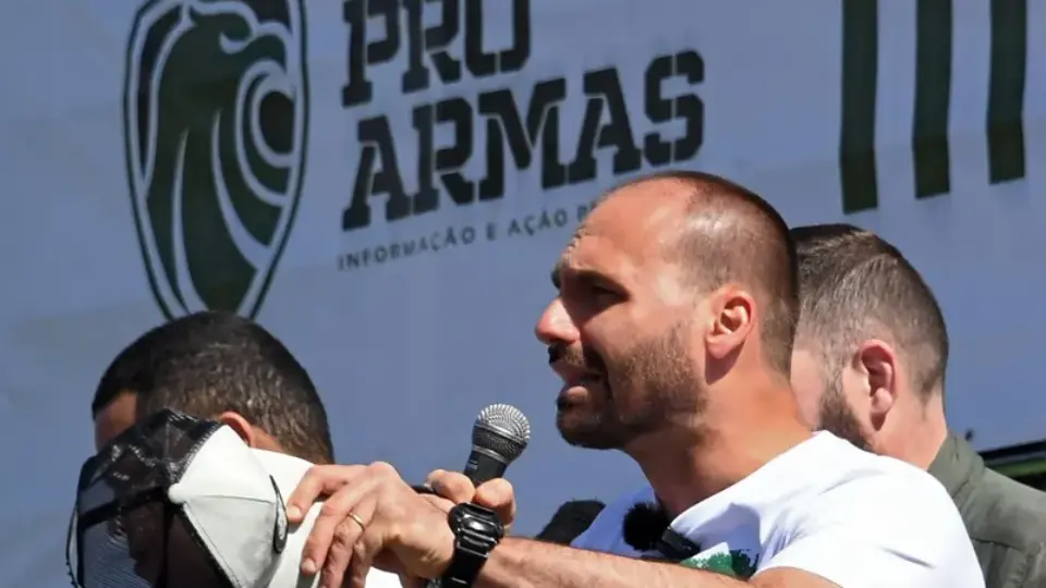 Dossiê revela método de curso criado por Eduardo Bolsonaro