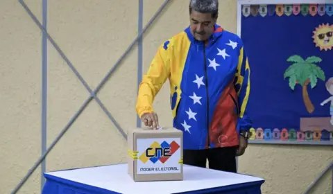 Urnas fecham com uma hora de atraso nas eleições presidenciais da Venezuela