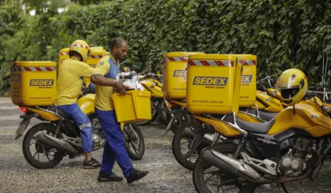 Correios anunciam PDV e concurso para contratar 3,2 mil carteiros