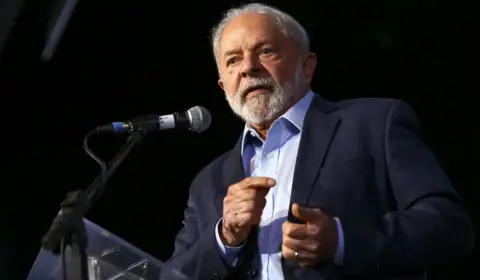 Lula confirma a ministros que devolverá relógio, critica Bolsonaro e avisa TCU