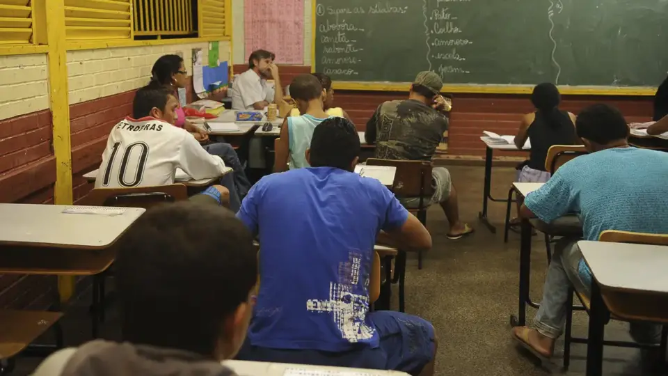 MEC cria programa de apoio a escolas públicas com aulas noturnas