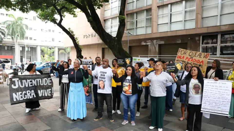 Família de João Pedro protesta contra decisão que absolveu policiais