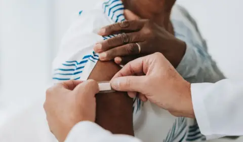 Vacina contra herpes-zóster pode reduzir risco de demência, aponta estudo