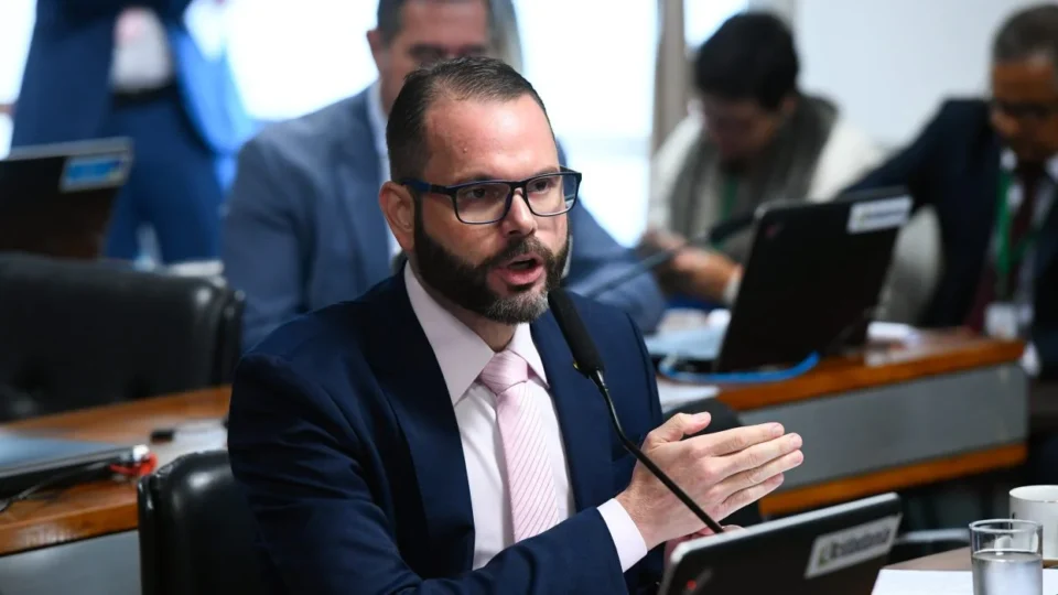 Justiça de SC censura post de jornalista sobre senador Jorge Seif