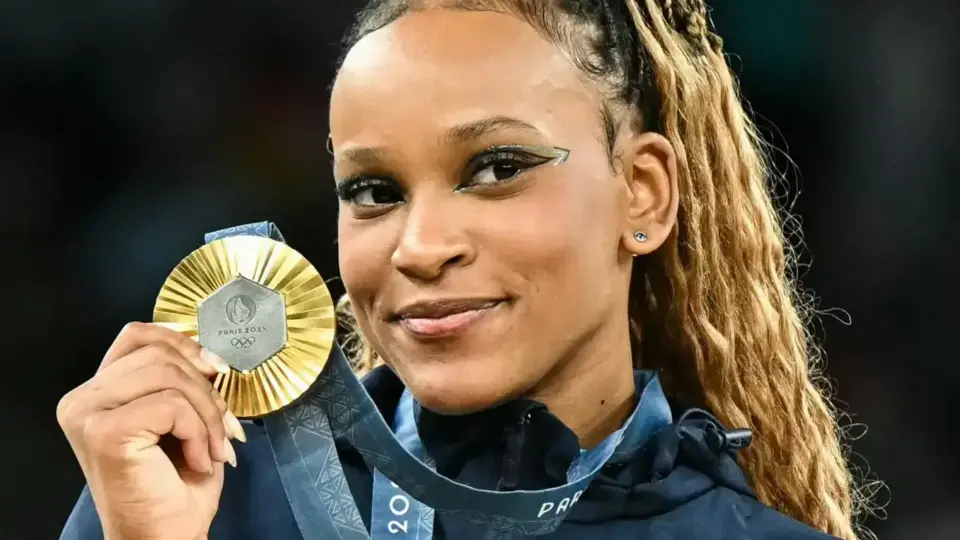 Rebeca ganha ouro no solo em cima de Biles e se torna a maior medalhista brasileira