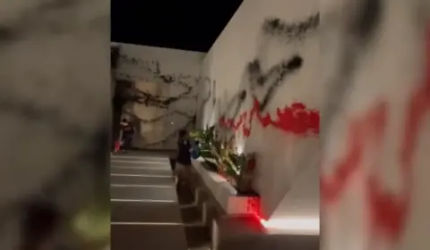 Ativistas ambientais vandalizam mansão de Messi em Ibiza, na Espanha