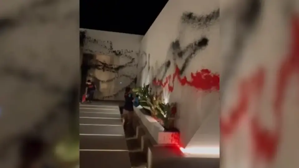 Ativistas ambientais vandalizam mansão de Messi em Ibiza, na Espanha