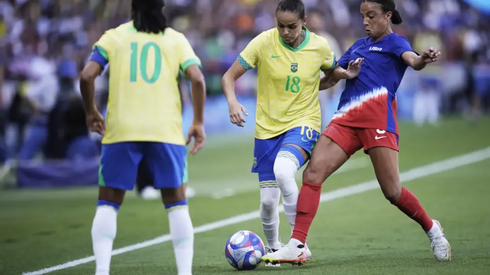 Brasil perde para os EUA e fica com a prata no futebol feminino em Paris